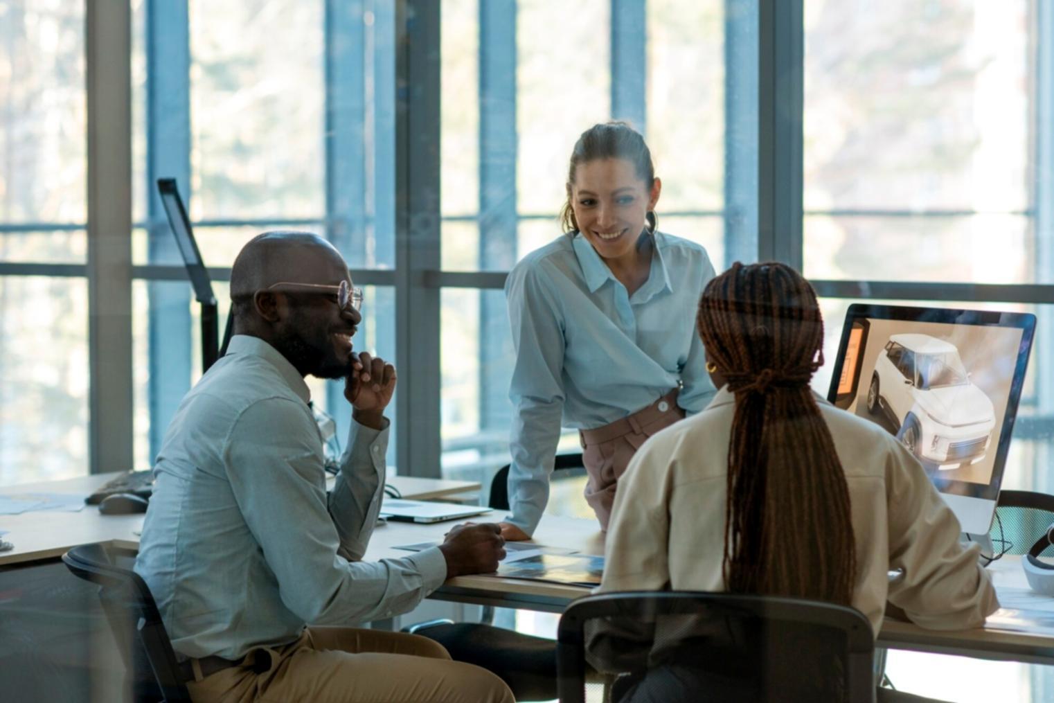 Atelier pratique sur les outils de reporting financier avec participants analysant des tableaux de bord